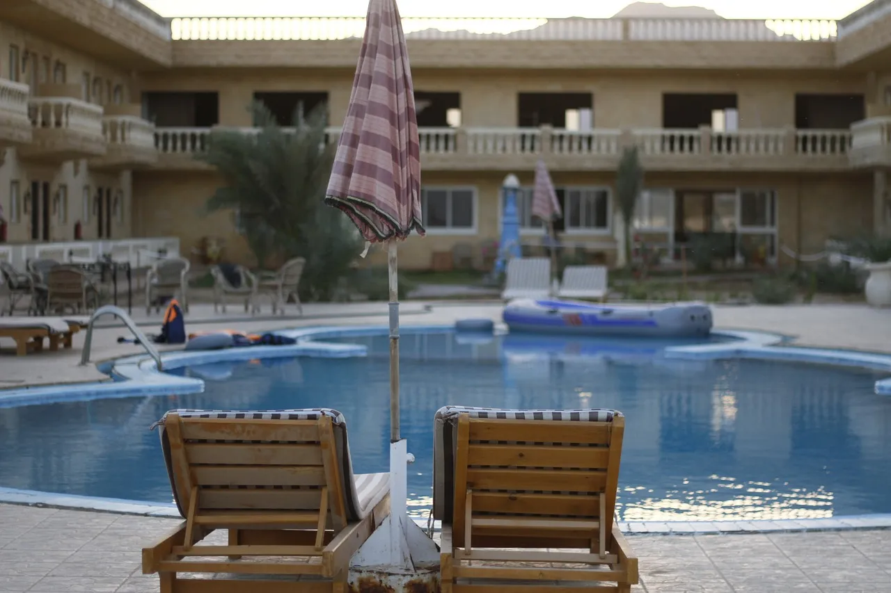 Ilustracija, pogled na hotel i bazen, foto: pixabay.com